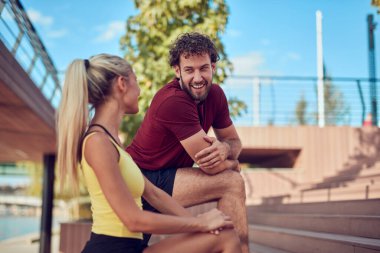 Kentsel alanda egzersiz yapan modern çift.