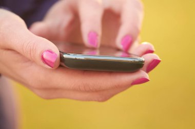 Modern bir akıllı telefon tutan kadınların yakın plan fotoğrafları..