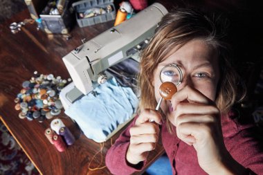 Evde retro dikiş makinesi kullanan bir kadın terzi, hobi konsepti..