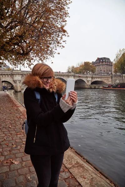 Meisje Met Mobiele Telefoon Met Achtergrond Parijs Seine Rivier Het — Stockfoto