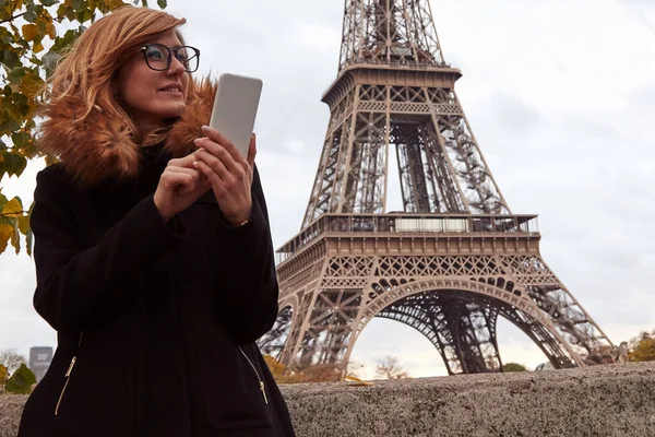 Mädchen Mit Handy Mit Pariser Stadthintergrund Seine Und Eiffelturm — Stockfoto