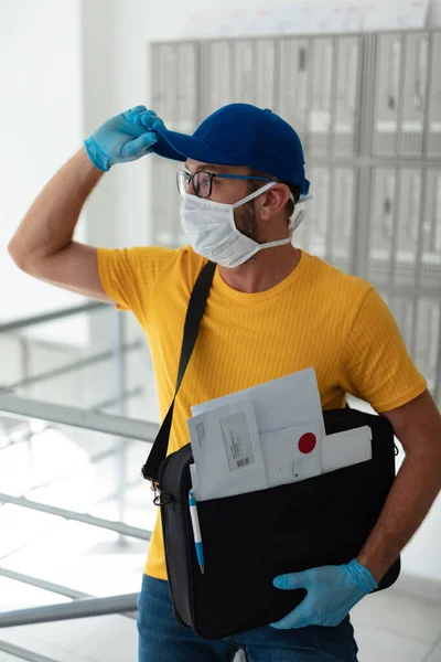 Cartero Entregando Correo Con Bolsa Correo Máscara Protectora Guantes Durante — Foto de Stock