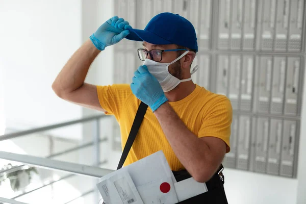 바이러스가 창궐하는 마스크 장갑등으로 우편물을 배달하는 — 스톡 사진