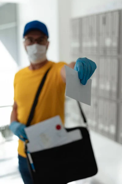 Postbode Die Post Aflevert Met Postzak Beschermend Masker Handschoenen Tijdens — Stockfoto