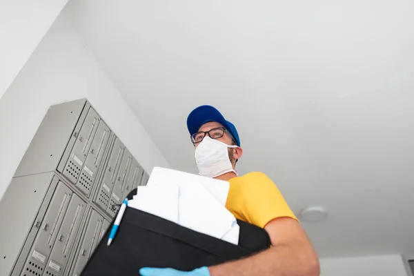 Cartero Entregando Correo Con Bolsa Correo Máscara Protectora Guantes Durante — Foto de Stock