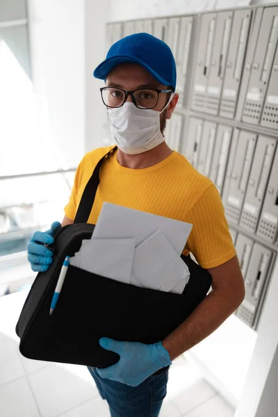 Cartero Entregando Correo Con Bolsa Correo Máscara Protectora Guantes Durante — Foto de Stock