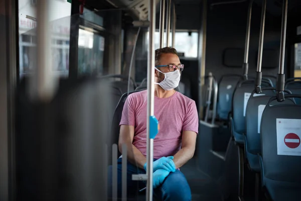 의료용 보호용 마스크를 버스에 — 스톡 사진