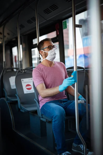 Hombre Con Máscara Protección Médica Guantes Sentado Autobús Emtpy — Foto de Stock