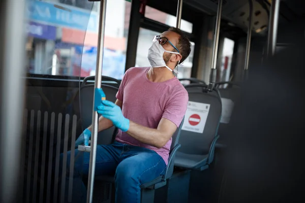 Man Met Medisch Beschermmasker Handschoenen Zittend Een Emtpy Bus — Stockfoto