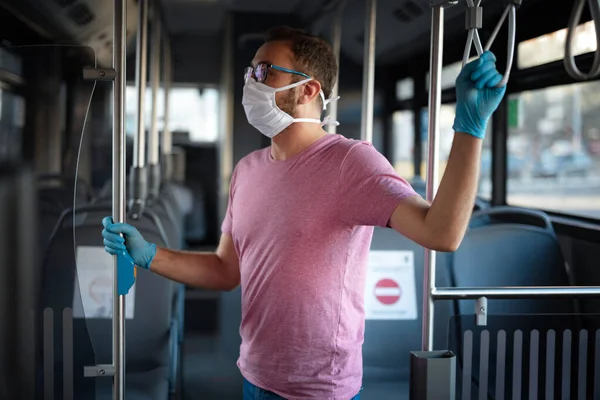 Hombre Con Máscara Protección Médica Guantes Pie Autobús Emtpy — Foto de Stock