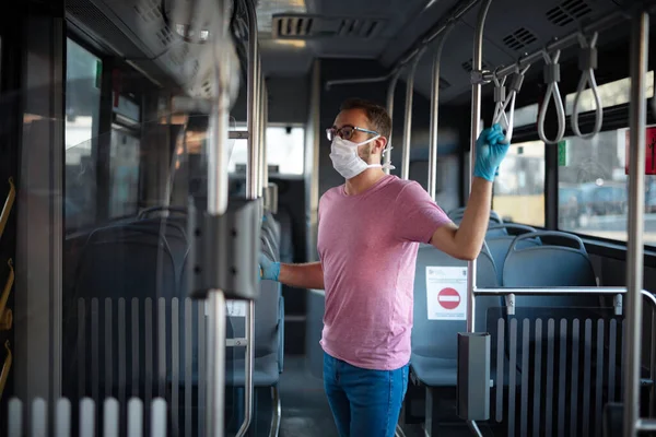 Man Met Medisch Beschermend Masker Handschoenen Een Emtpy Bus — Stockfoto