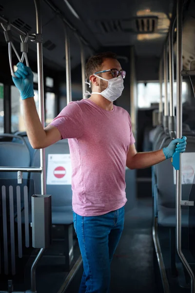 Man Met Medisch Beschermend Masker Handschoenen Een Emtpy Bus — Stockfoto