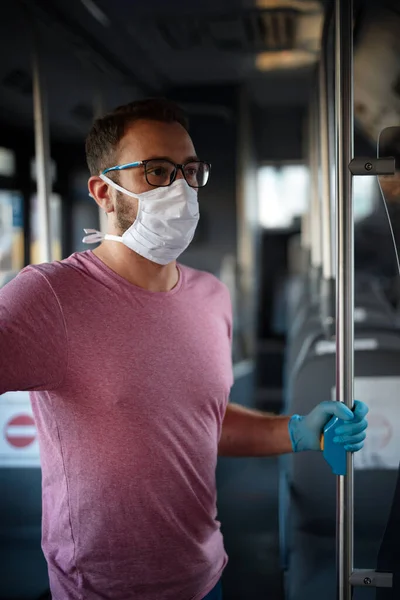 의료용 마스크를 장갑을 버스에서 — 스톡 사진