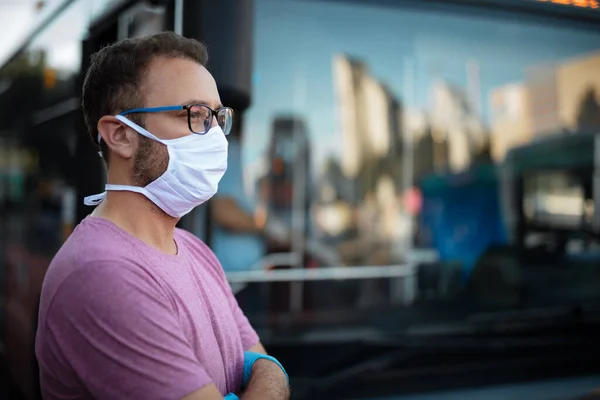 Tıbbi Koruyucu Maskeli Eldivenli Bir Adam Toplu Taşıma Istasyonunda Otobüs — Stok fotoğraf