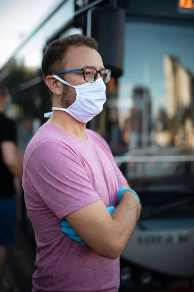 Man Met Medisch Beschermend Masker Handschoenen Wachtend Bus Een Openbaar — Stockfoto