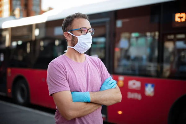 Hombre Con Máscara Protección Médica Guantes Esperando Autobús Una Estación —  Fotos de Stock