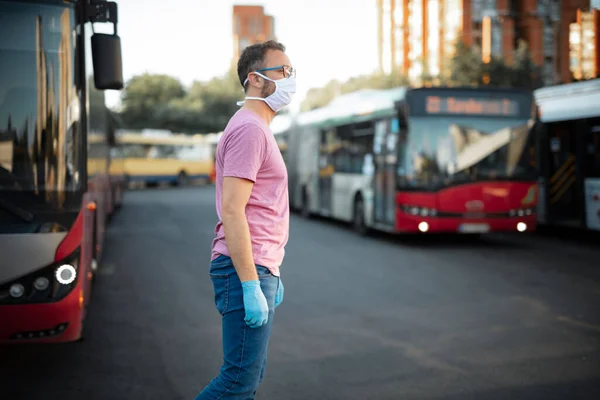 Hombre Con Máscara Protección Médica Guantes Esperando Autobús Una Estación — Foto de Stock