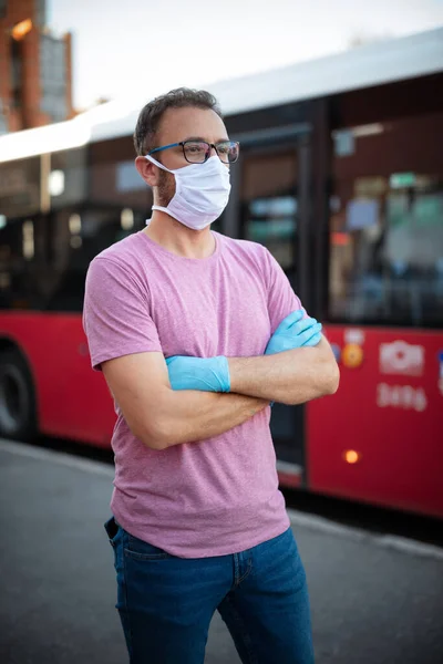Muž Lékařskou Ochrannou Maskou Rukavicemi Čeká Autobus Zastávce Veřejné Dopravy — Stock fotografie
