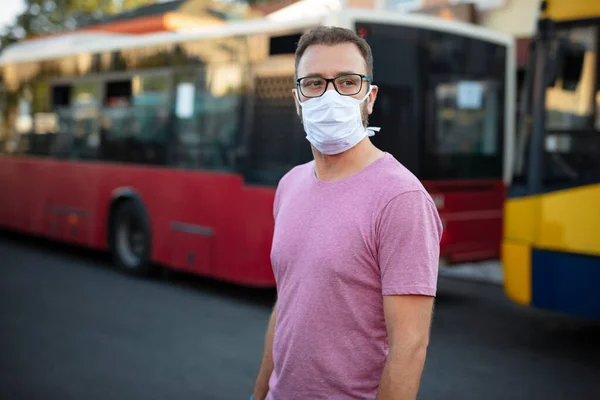 Чоловік Медичною Захисною Маскою Рукавичками Чекає Автобус Зупинці Громадського Транспорту — стокове фото