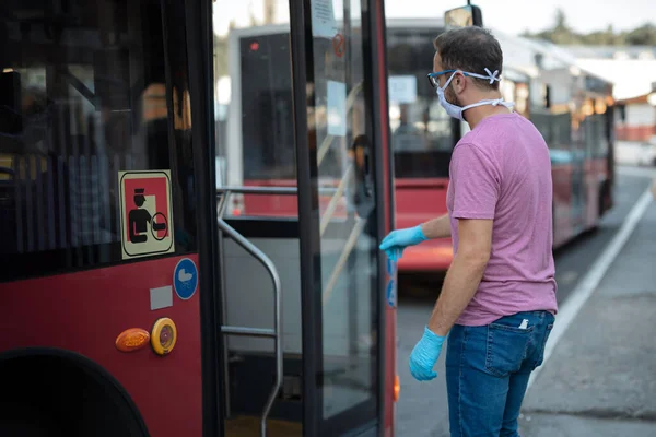 Hombre Con Máscara Protección Médica Guantes Entrando Autobús Una Estación — Foto de Stock