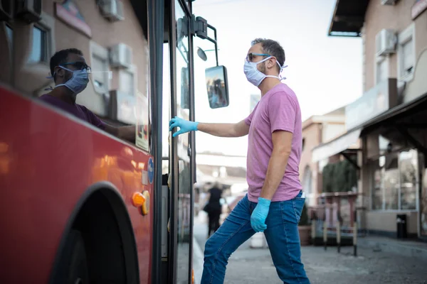 Hombre Con Máscara Protección Médica Guantes Entrando Autobús Una Estación — Foto de Stock
