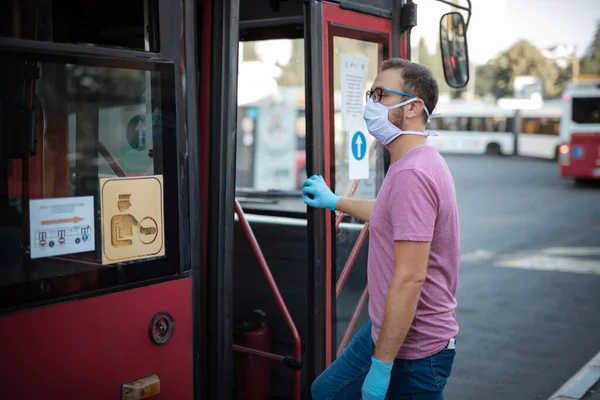 Man Met Medisch Beschermend Masker Handschoenen Bus Een Openbaar Vervoersstation — Stockfoto