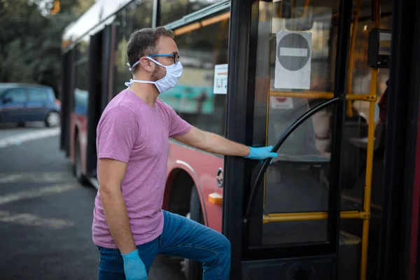 Hombre Con Máscara Protección Médica Guantes Entrando Autobús Una Estación — Foto de Stock