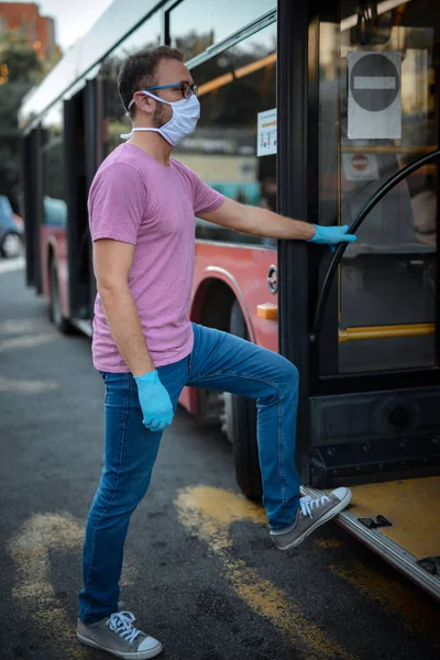 Man Met Medisch Beschermend Masker Handschoenen Bus Een Openbaar Vervoersstation — Stockfoto