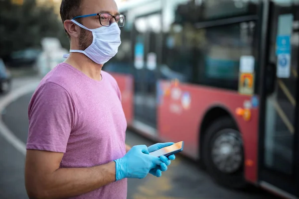 Hombre Con Máscara Protección Médica Guantes Esperando Transporte Público Una — Foto de Stock