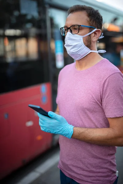 Hombre Con Máscara Protección Médica Guantes Esperando Transporte Público Una — Foto de Stock
