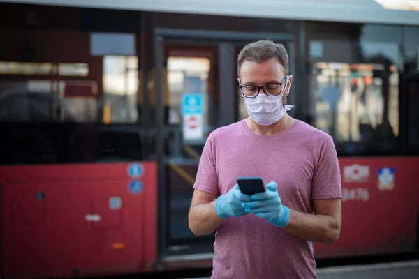 Man Met Medisch Beschermend Masker Handschoenen Wachtend Een Openbaar Vervoer — Stockfoto