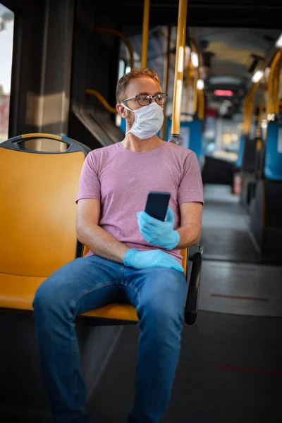 Man Met Medisch Beschermmasker Handschoenen Zittend Een Emtpy Bus — Stockfoto