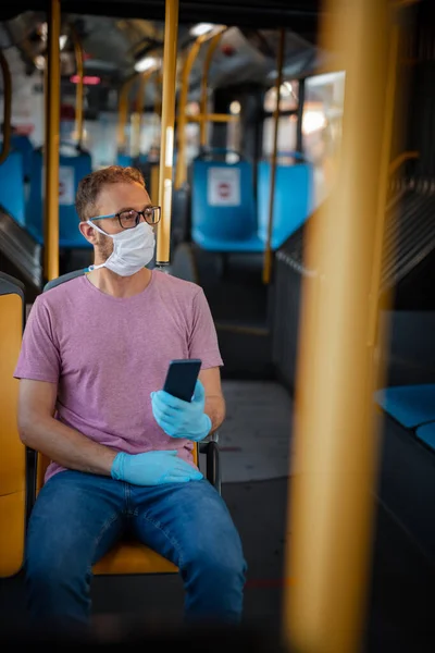 Man Met Medisch Beschermmasker Handschoenen Zittend Een Emtpy Bus — Stockfoto