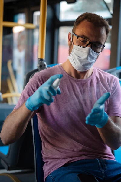 Man Met Medisch Beschermmasker Handschoenen Zittend Een Emtpy Bus — Stockfoto