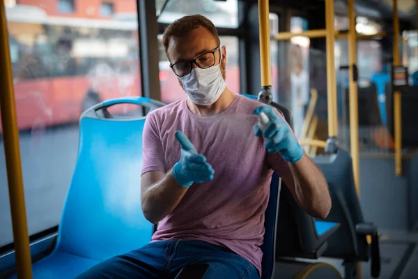 Hombre Con Máscara Protección Médica Guantes Sentado Autobús Emtpy — Foto de Stock