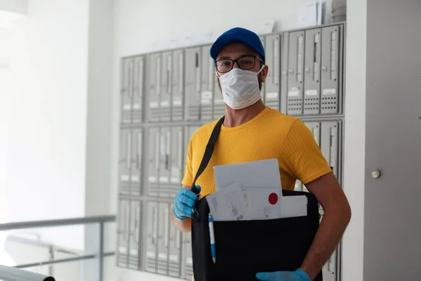 Postino Che Consegna Posta Con Busta Postale Maschera Protettiva Guanti — Foto Stock