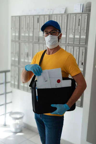 Cartero Entregando Correo Con Bolsa Correo Máscara Protectora Guantes Durante — Foto de Stock