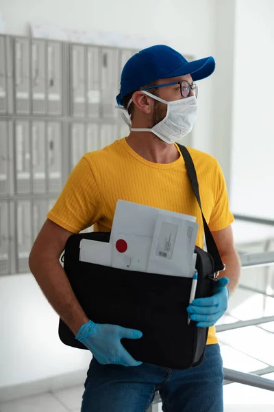 Cartero Entregando Correo Con Bolsa Correo Máscara Protectora Guantes Durante — Foto de Stock