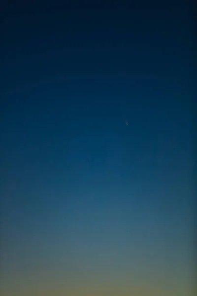 2020年7月13日に焦点距離500Mmの望遠鏡で撮影されたNeowise 2020 F3彗星 — ストック写真