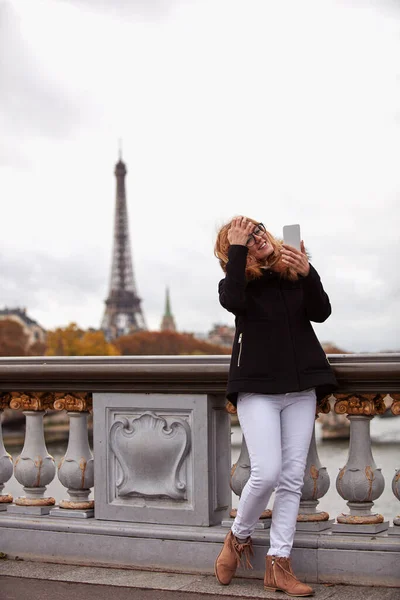 Dívka Pomocí Mobilu Pařížské Město Pozadí Seine Řeka Eiffelova Věž — Stock fotografie