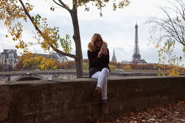 Chica Usando Teléfono Celular Con Fondo Ciudad París Río Sena —  Fotos de Stock