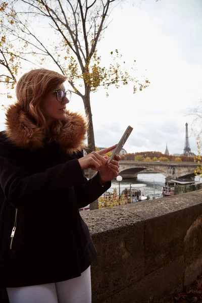 Dívka Pomocí Mobilu Pařížské Město Pozadí Seine Řeka Eiffelova Věž — Stock fotografie