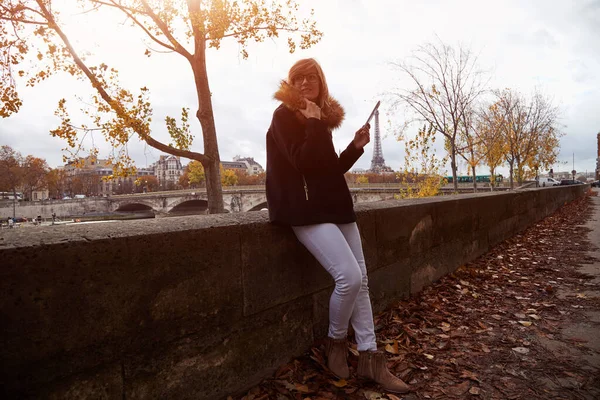 Menina Usando Celular Com Fundo Cidade Paris Rio Sena Torre — Fotografia de Stock