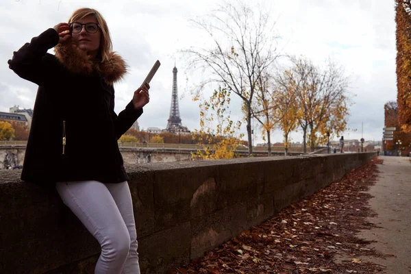 Chica Usando Teléfono Celular Con Fondo Ciudad París Río Sena —  Fotos de Stock