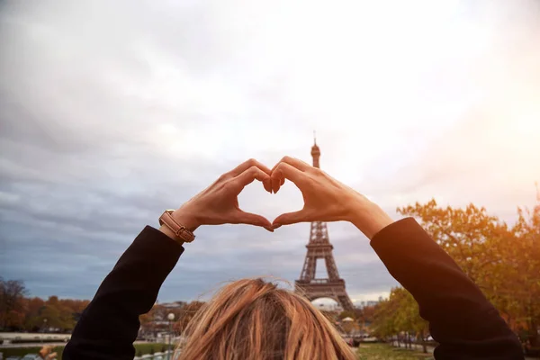 Kobieta Znakiem Kształcie Serca Przed Wieżą Eiffla Paryż Francja — Zdjęcie stockowe
