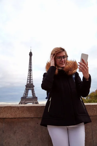 Mädchen Benutzt Handy Mit Pariser Hintergrund Und Eiffelturm — Stockfoto