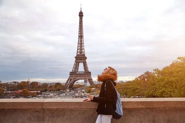 Dívka Pomocí Mobilu Pařížské Město Pozadí Eiffelova Věž — Stock fotografie