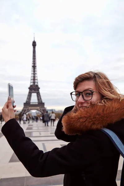 Dívka Pomocí Mobilu Pařížské Město Pozadí Eiffelova Věž — Stock fotografie