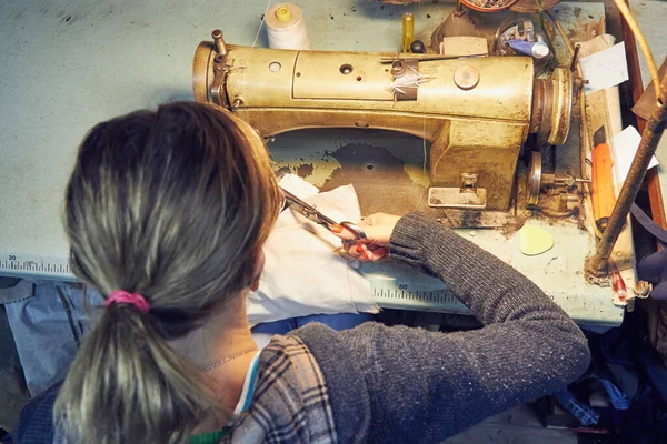 Γυναίκα Ράφτης Χρησιμοποιώντας Ρετρό Ραπτομηχανή Στο Σπίτι Έννοια Χόμπι — Φωτογραφία Αρχείου