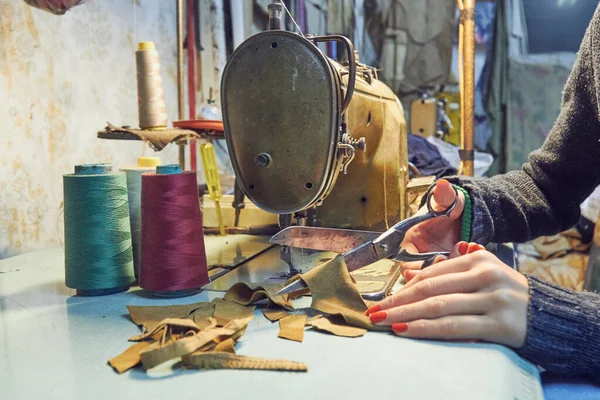 Woman Tailor Using Retro Sewing Machine Home Hobby Concept — Stock Photo, Image